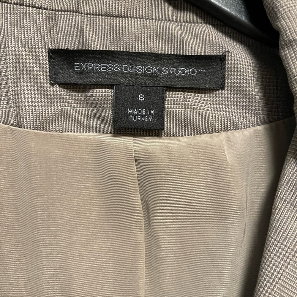 Express Suit - Picture 3 of 7